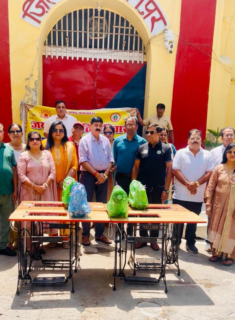 महिला कैदियों को मिला आत्मनिर्भरता का सहारा, जिला कारागार में बांटी गईं सिलाई मशीनें : विकास ओमर