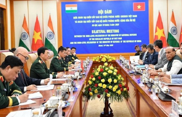 राजनाथ ने वियतनाम यात्रा के पहले दिन द्विपक्षीय वार्ता में रक्षा साझेदारी पर जोर दिया