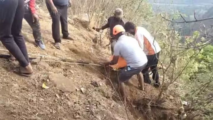 महाराष्ट्र के अम्बेनाली घाट में कार खाई में गिरी, आठ की मौत