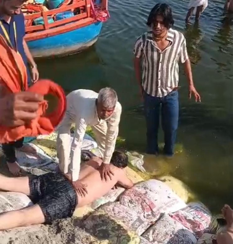 वृंदावन : नाविकों ने यमुना में डूब रहे दाे श्रद्धालुओं की बचाई जान