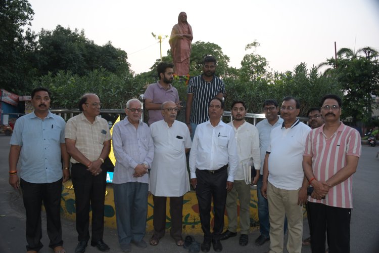 हिंदी पत्रकारिता दिवस पर प्रयागराज में साहित्य और पत्रकारिता के पुरोधाओं को किया गया नमन