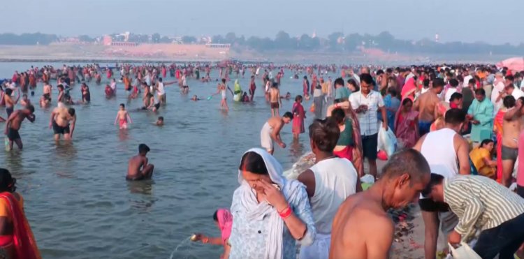 प्रयागराज: ज्येष्ठ अधिक मास पूर्णिमा पर संगम में उमड़ा आस्था का सैलाब, श्रद्धालुओं ने लगाई पवित्र डुबकी