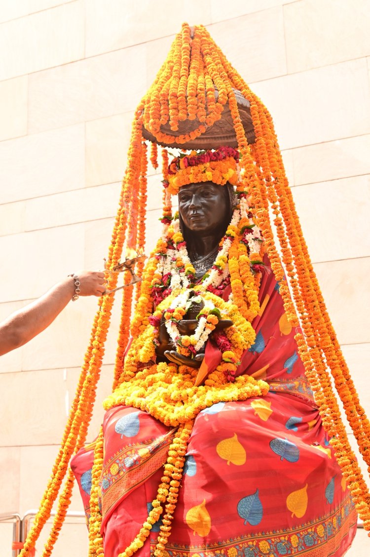 श्री काशी विश्वनाथ धाम में लोकमाता अहिल्याबाई होल्कर की जयंती मनी,विशाल प्रतिमा की आरती उतारी