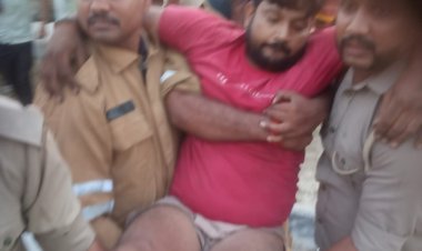 जौनपुर में सीएनजी कंटेनर और पेंट लदे ट्रक की टक्कर, चालक को जीवित निकाला