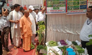 गोरखपुर में मण्डलीय खरीफ उत्पादन गोष्ठी, मुख्यमंत्री ने स्टालों का किया अवलोकन