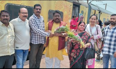दिल्ली दौरे से लौटे पूर्व मंत्री दुलाल भुईयां का टाटानगर स्टेशन पर स्वागत