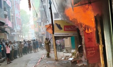 मीरजापुर : धुंधी कटरा बाजार में बनी दुकानों में लगी आग, चार घंटे तक आग बुझाते रहे अग्निशमन कर्मी