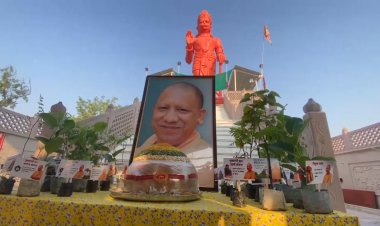 वाराणसी में अनोखा उत्सव: CM योगी के 54वें जन्मदिन पर समर्थकों ने चढ़ाया 54 किलो का लड्डू केक, लगाए हनुमान जी के प्रिय पौधे