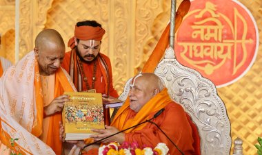 जगद्गुरु रामभद्राचार्य की कथा में पहुंचे मुख्यमंत्री योगी आदित्यनाथ