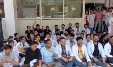 रेजिडेंट डॉक्टरों की हड़ताल, साथी डॉक्टर की हिरासत के विरोध में मेडिकल कॉलेज में प्रदर्शन