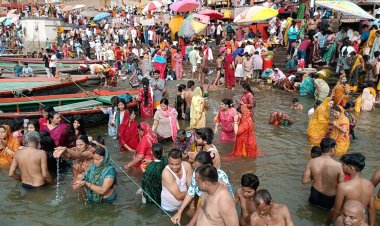 वाराणसी: पुरुषोत्तम मास के परमा एकादशी पर हजारों श्रद्धालुओं ने पवित्र गंगा में लगाई पुण्य की डुबकी