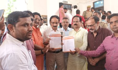 परीक्षा ड्यूटी में शिक्षक से अभद्रता का आरोप, शिक्षकों ने एसडीएम के निलंबन की मांग को लेकर सौंपा ज्ञापन
