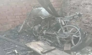 गैस सिलेंडर और कुकर में विस्फोट से घर में लगी आग, सामान जलकर राख