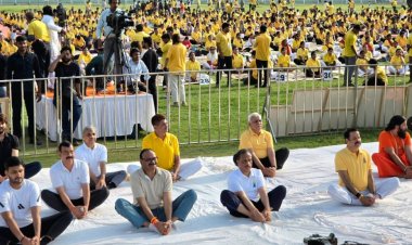 ब्रजेश पाठक ने किया योगाभ्यास, कहा नियमित करें योग रहें निरोग