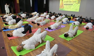 योग के रंग में रंगी पुलिस, परेड ग्राउंड में गूंजा करो योग, रहो निरोग