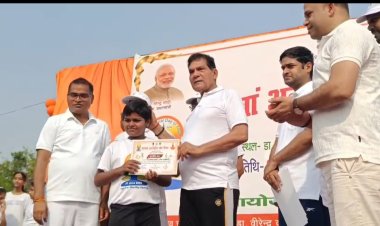 मऊ के स्टेडियम में नगर विकास मंत्री ने किया याेगाभ्यास