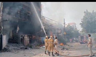 लखनऊ में बिल्डिंग में लगी भीषण आग की चपेट में कोचिंग संस्थान, जान बचाने के लिए कई छात्र नीचे कूदे