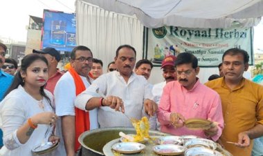 जेठ के आखिरी बड़े मंगलवार को प्रसाद व शरबत का वितरण
