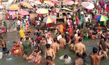 निर्जला एकादशी पर काशी में लाखों श्रद्धालुओं ने पवित्र गंगा में लंगाई आस्था की डुबकी, किया दानपुण्य