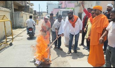 अरविंद केजरीवाल का सनातन रक्षक संघ ने किया विरोध, फूंका पुतला