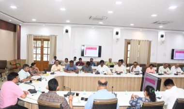 जिलाधिकारी ने बेसिक शिक्षा विभाग के जिला टास्क फोर्स की समीक्षा बैठक कर दिये निर्देश