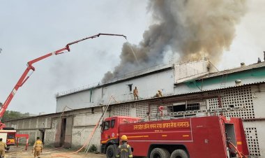 लखनऊ के कोल्ड स्टोरेज में लगी आग, बुझाने का प्रयास जारी