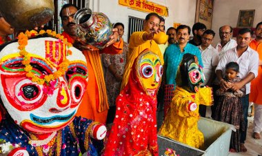 वैदिक मंत्रोच्चार के बीच भगवान जगन्नाथ, बलभद्र व सुभद्रा का हुआ भव्य स्नान, हजारों श्रद्धालु बने साक्षी