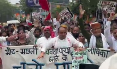 वाराणसी में मीट- मछली दुकानें हटाए जाने के विरोध में कांग्रेसियाें का पैदल मार्च