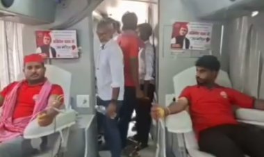 वाराणसी: अखिलेश यादव के 53वें जन्मदिन से पूर्व सपा कार्यकर्ताओं ने किया रक्तदान