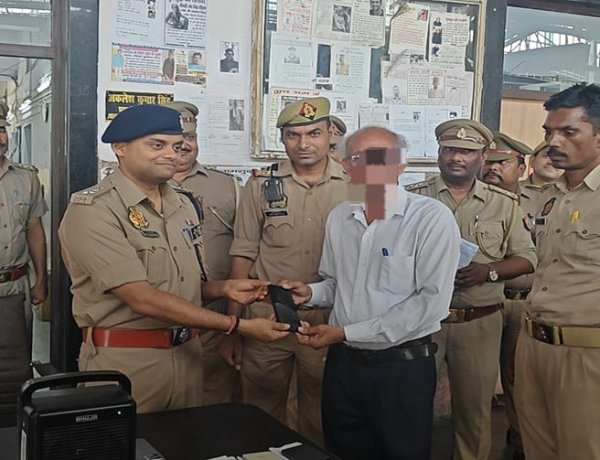 जीआरपी प्रयागराज ने लौटाई यात्रियों की खुशियां, 1.30 करोड़ रुपये मूल्य के 650 गुमशुदा मोबाइल बरामद