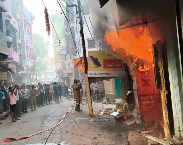 मीरजापुर : धुंधी कटरा बाजार में बनी दुकानों में लगी आग, चार घंटे तक आग बुझाते रहे अग्निशमन कर्मी