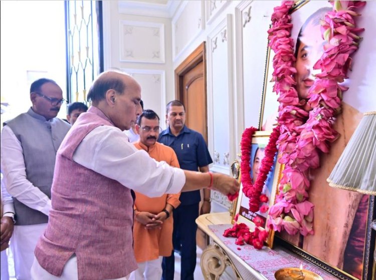 अपर्णा यादव के आवास पहुंचकर राजनाथ सिंह ने स्व.प्रतीक को दी श्रद्धांजलि