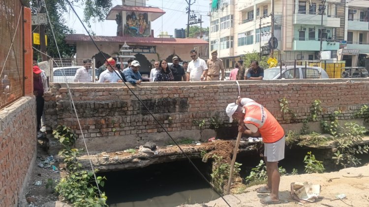 बरसात से पहले सीसामऊ नाला और सीएम ग्रिड परियोजना का नगर आयुक्त ने लिया जायजा