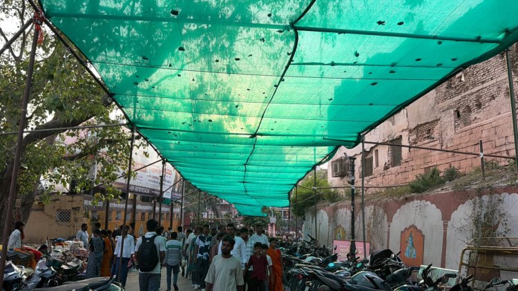 वाराणसी में गंगा घाट से लेकर विश्वनाथ गली तक नगर निगम ने राहगीरों के लिए ताने 'हरे पर्दे'