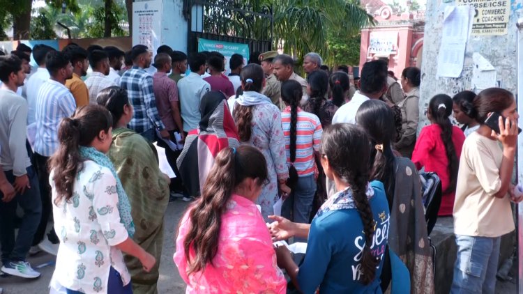 UP Police Exam: प्रयागराज में कड़े पहरे के बीच पुलिस भर्ती परीक्षा का तीसरा दिन, CCTV और बायोमेट्रिक जांच के बाद ही एंट्री