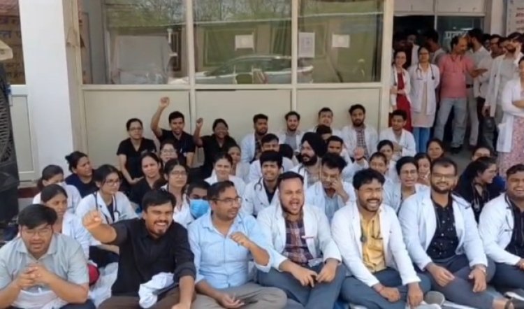 रेजिडेंट डॉक्टरों की हड़ताल, साथी डॉक्टर की हिरासत के विरोध में मेडिकल कॉलेज में प्रदर्शन
