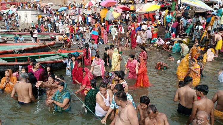वाराणसी: पुरुषोत्तम मास के परमा एकादशी पर हजारों श्रद्धालुओं ने पवित्र गंगा में लगाई पुण्य की डुबकी