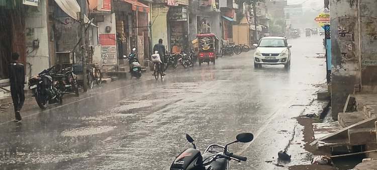 जौनपुर में आंधी-बारिश से मौसम हुआ सुहाना, तापमान में गिरावट से मिली गर्मी से राहत