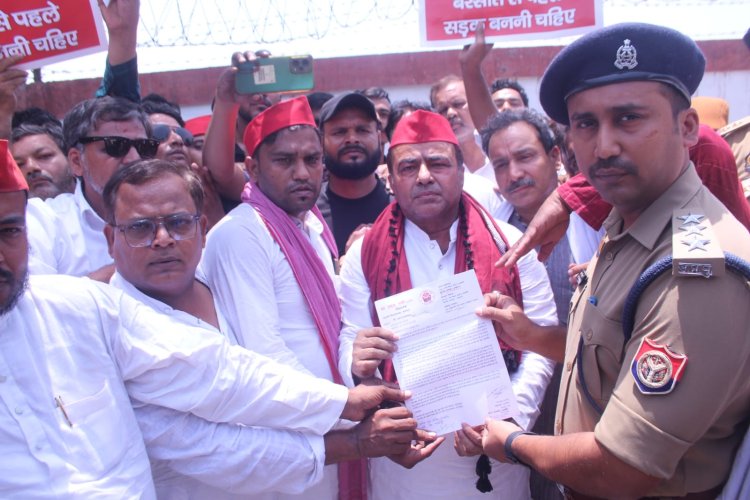 सपा विधायक सडक की मरम्मत के लिए प्रधानमंत्री को लिखा पत्र, समर्थकों के साथ पदयात्रा भी की