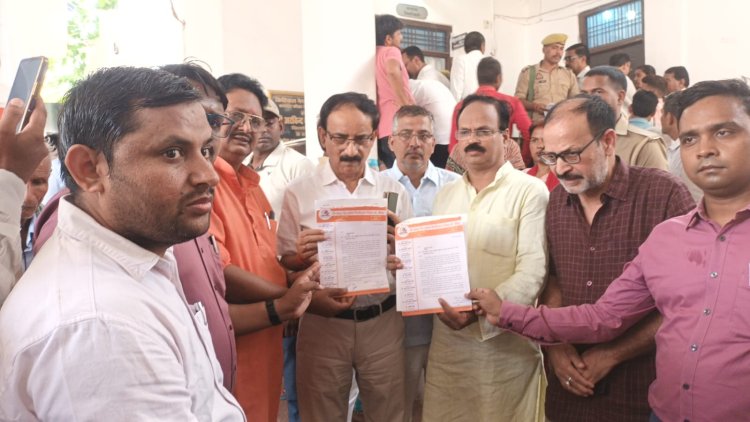 परीक्षा ड्यूटी में शिक्षक से अभद्रता का आरोप, शिक्षकों ने एसडीएम के निलंबन की मांग को लेकर सौंपा ज्ञापन
