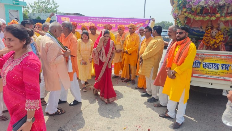 अखिल विश्व गायत्री ज्योति कलश यात्रा में जगह-जगह हुई पुष्पवर्षा