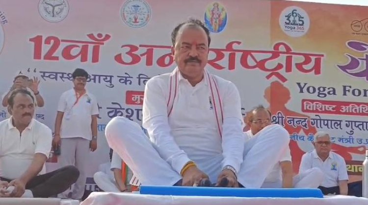 उपमुख्यमंत्री केशव प्रसाद मौर्य ने संगम नोज पर किया योग