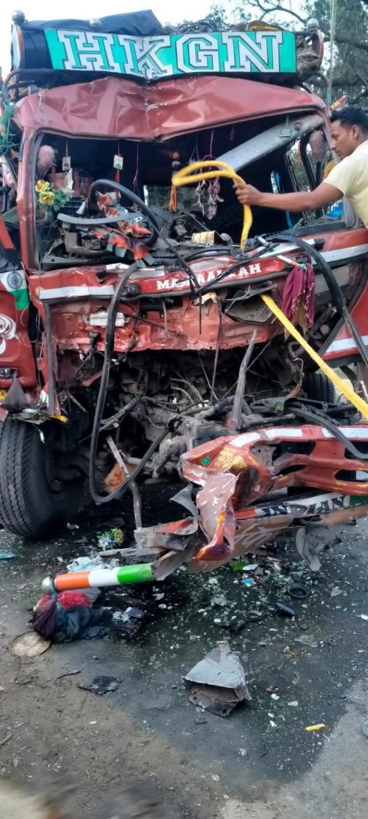 ओवरटेक करते समय डंपर से टकराई डीसीएम, खलासी की मौत