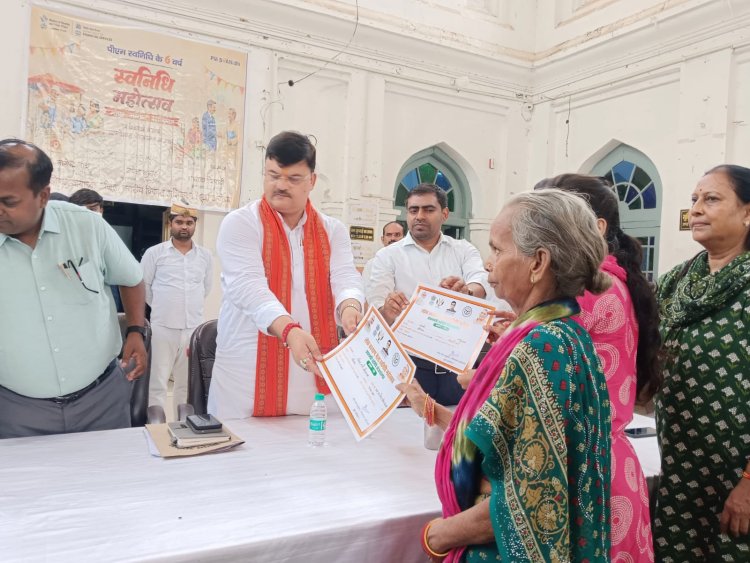 पीएम स्वनिधि महोत्सव में डिजिटल लेनदेन करने वाले वेंडरों का सम्मान, स्वरोजगार अपनाने वाले वेंडरों की कि     स्मत योजना ने बदली : महापाैर