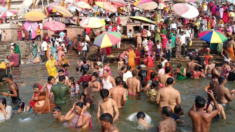 निर्जला एकादशी पर काशी में लाखों श्रद्धालुओं ने पवित्र गंगा में लंगाई आस्था की डुबकी, किया दानपुण्य