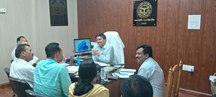 संस्कृत माध्यमिक विद्यालयों में शैक्षिक वातावरण सुदृढ़ करने काे हुई समीक्षा बैठक