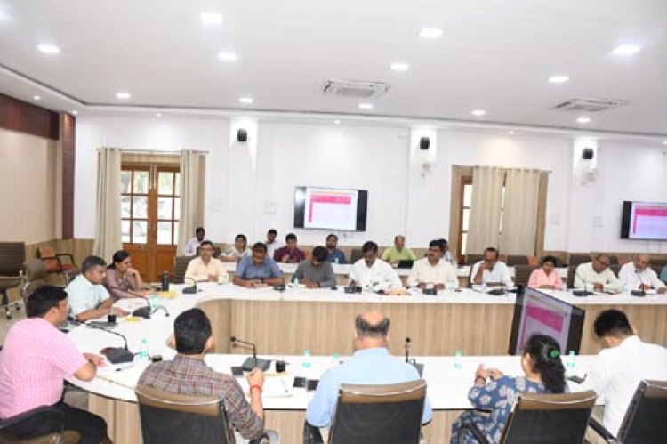 जिलाधिकारी ने बेसिक शिक्षा विभाग के जिला टास्क फोर्स की समीक्षा बैठक कर दिये निर्देश