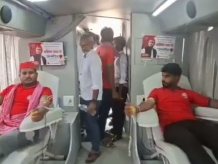वाराणसी: अखिलेश यादव के 53वें जन्मदिन से पूर्व सपा कार्यकर्ताओं ने किया रक्तदान