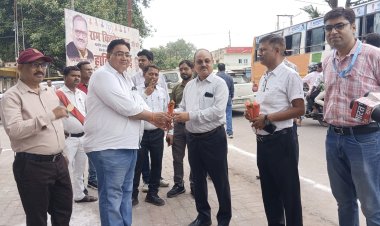 चित्रकूट : सीएमओ ने हरी झंडी दिखाकर की संचारी रोग नियंत्रण अभियान की शुरुआत