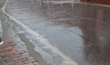 जौनपुर में मूसलाधार बारिश से बदला मौसम, तापमान 2 डिग्री गिरा; उमस से राहत, किसानों के चेहरे खिले